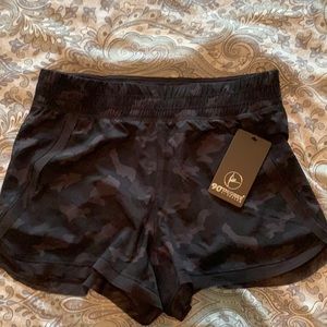 NWT 90 Degrees grey camo shorts